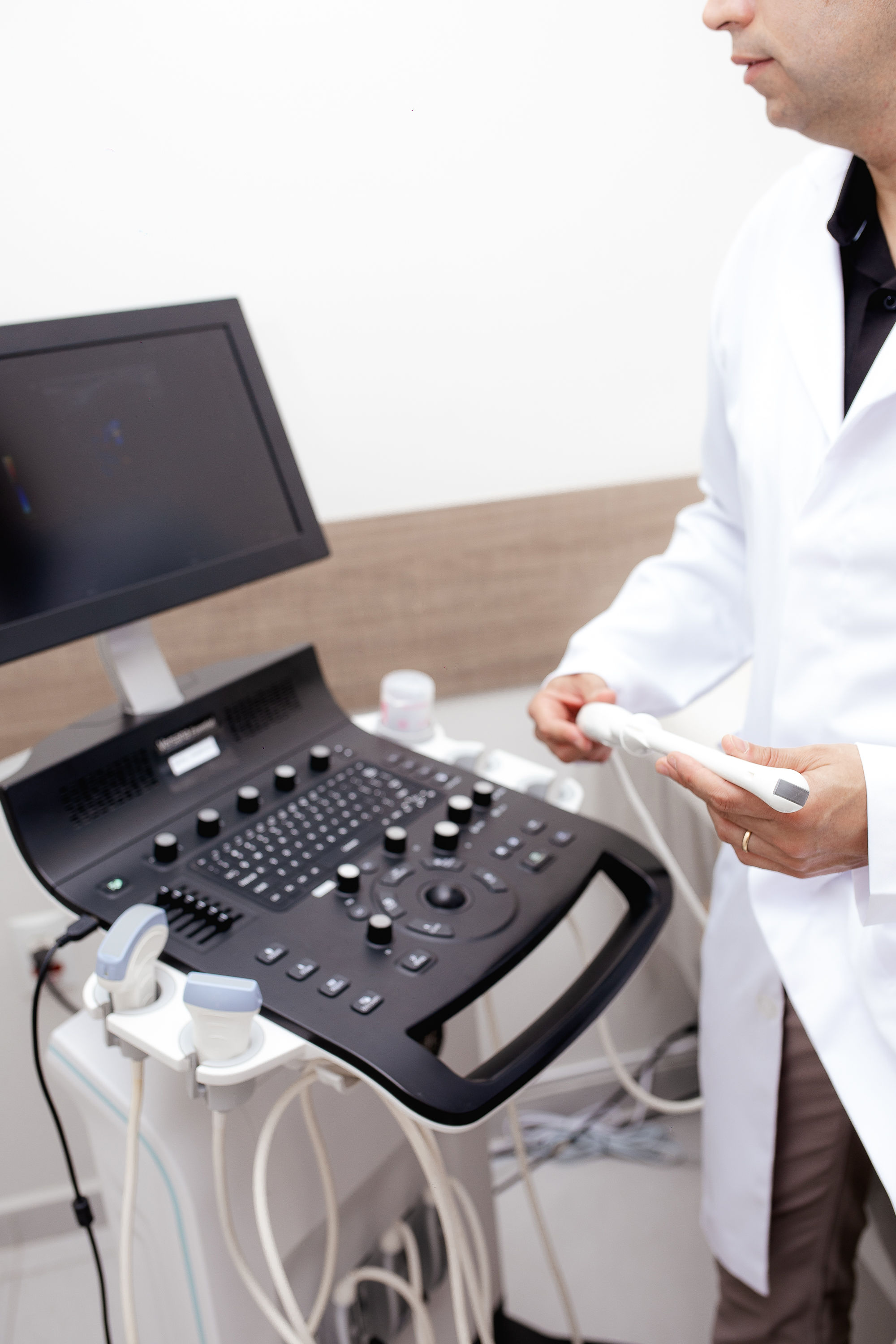 Dr. Renato Sola Leite realizando ultrassom Doppler na própria consulta